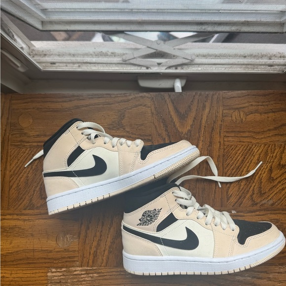 WMNS6 Jordan 1s ‘Barley Orange’ - Picture 1 of 3